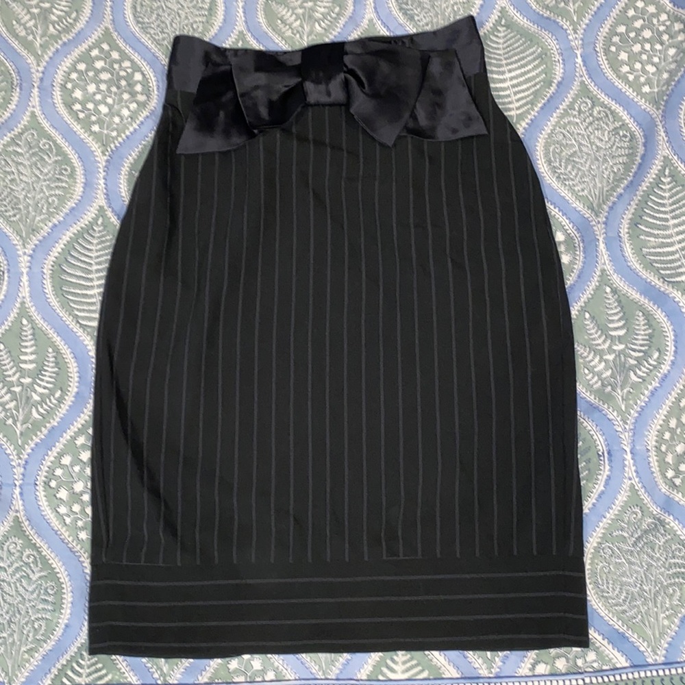 bebe - Silk Ribbon & Bow Waist, Black Pinstriped Pencil skirt - EUC - 2
